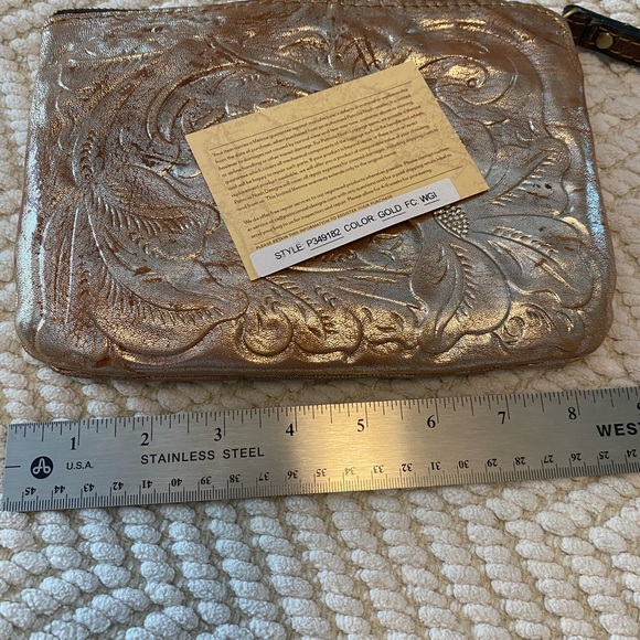Patricia Nash EUC golden wristlet. - Picture 3 of 4